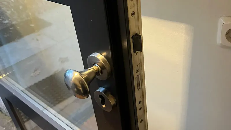 Deur met nieuw beslag, klus in de regio Ede